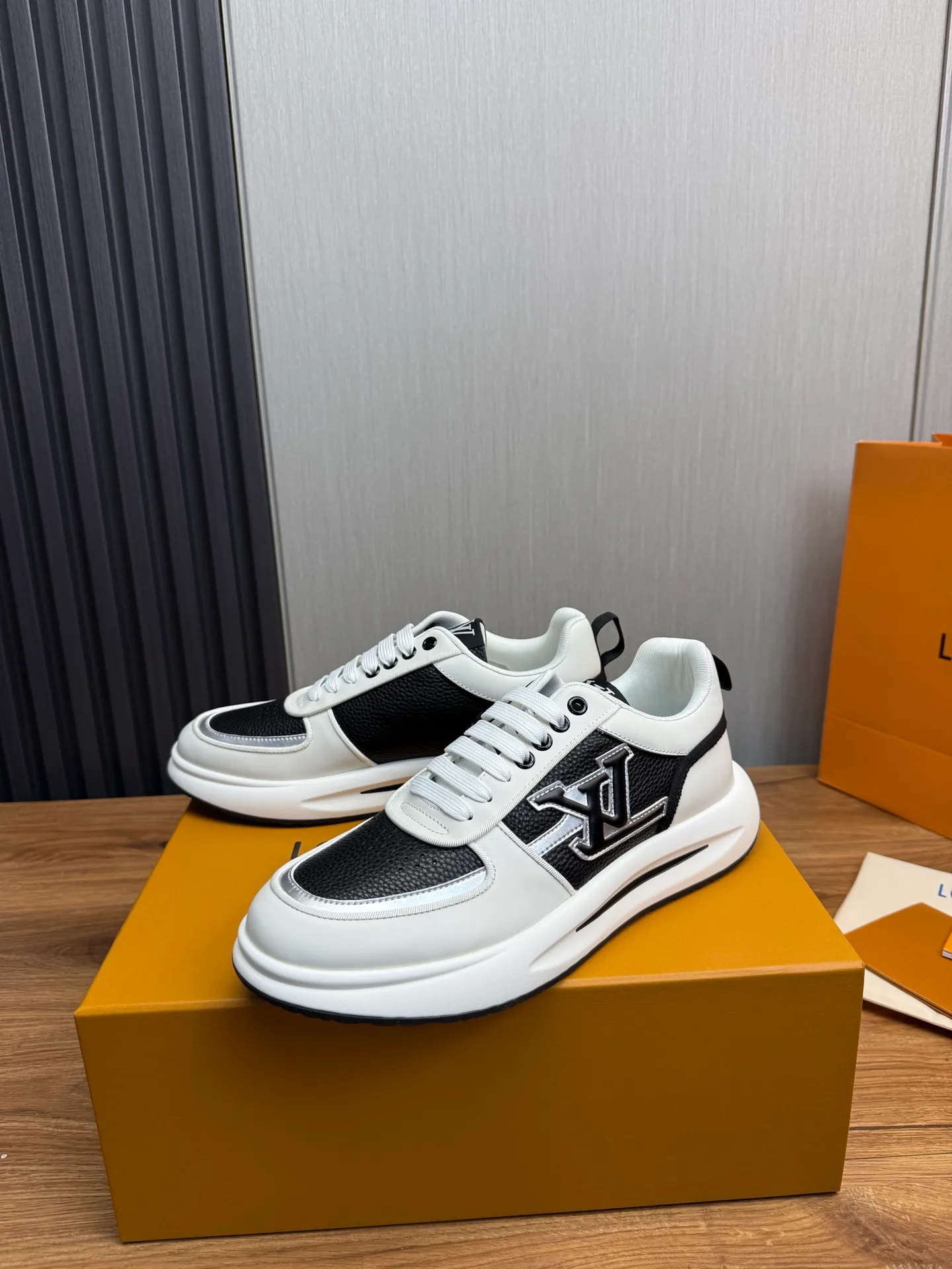 Men's shoes 💰820💰 Lv. Top purchasing agent 🇮🇹 Louis Vuitton, sports shoes counter synchronization, uppers imported from Italy, high-quality splicing and complex handicrafts, imported mesh pads are soft and comfortable, soles: original factory special soles, TPU exclusive movable molded soles super comfortable, original factory single goods, 🔍🔍high quality, you can enter and exit the counter at will, welcome to compare, code number 38-44 (Customized 38.45)